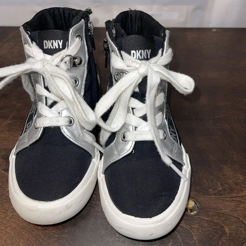 DKNY Hannah Vertical High Top Sneakers Girls Size 11 Youth Black White‎ Silver